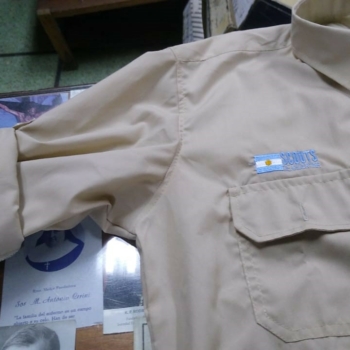 Camisa Scout con martingala en manga